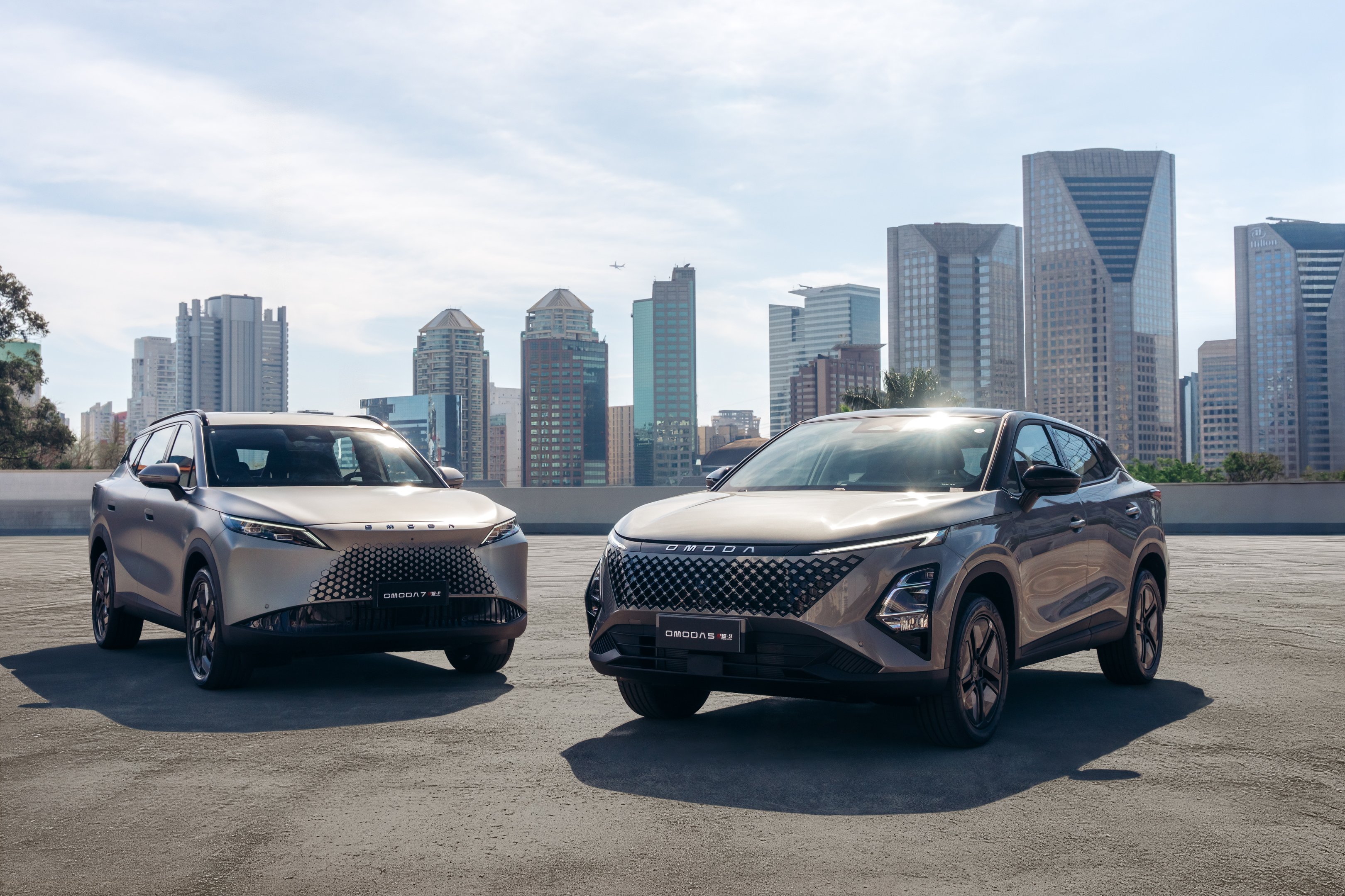 Chinesa Omoda inicia vendas de belos SUVs híbridos no Brasil