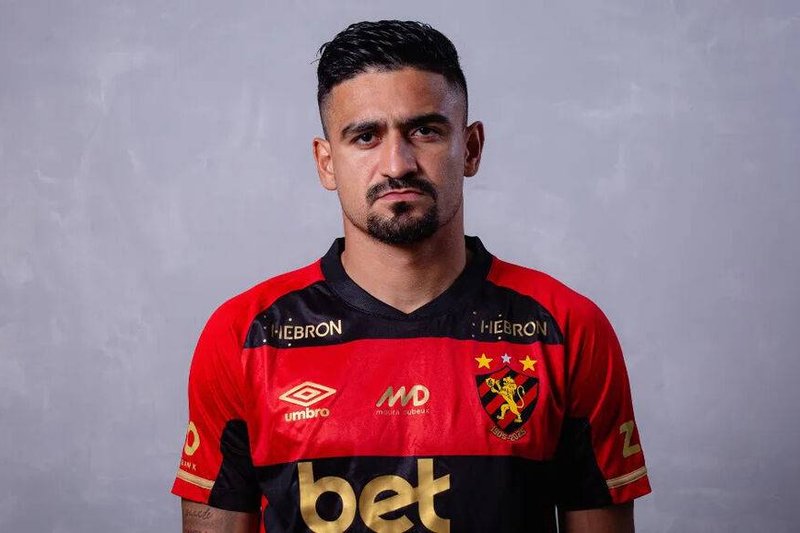 Ramon Menezes com a camisa do Sport