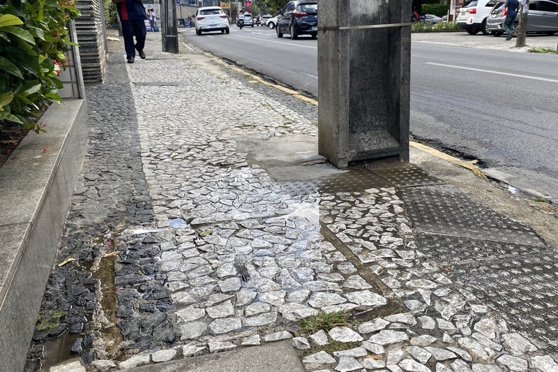 Vazamento de água na Jaqueira
