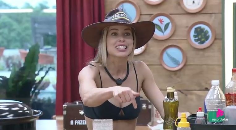 A Fazenda 17: Saory cobra Rayane por trato malfeito, e discussão envolve Carol e Matheus 