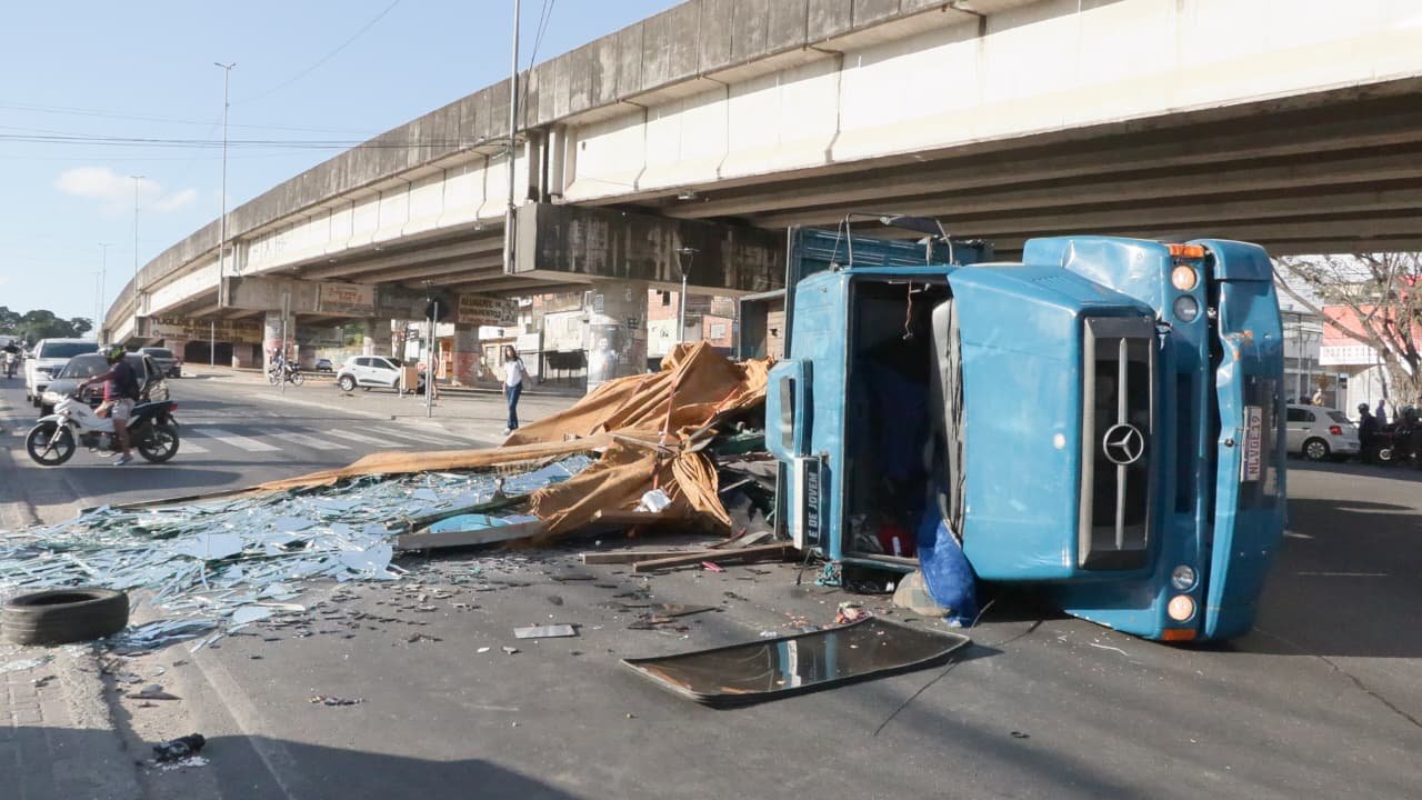 Caminhão carregado de vidro tomba e prejudica trânsito na PE-15, em Olinda