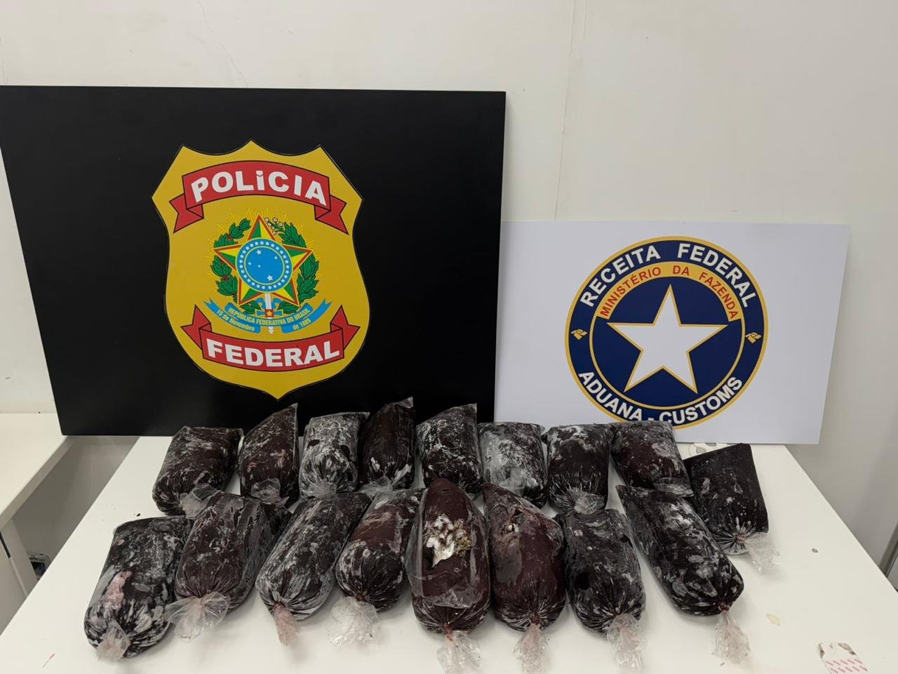 Adolescente é detido com 19 quilos de haxixe escondidos em açaí congelado no Aeroporto de Confins