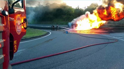 Jovem motorista morre após carreta capotar e explodir na PE-009, na Região Metropolitana do Recife