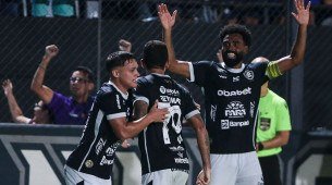 Jogadores do Remo comemoram gol na Série B 2025