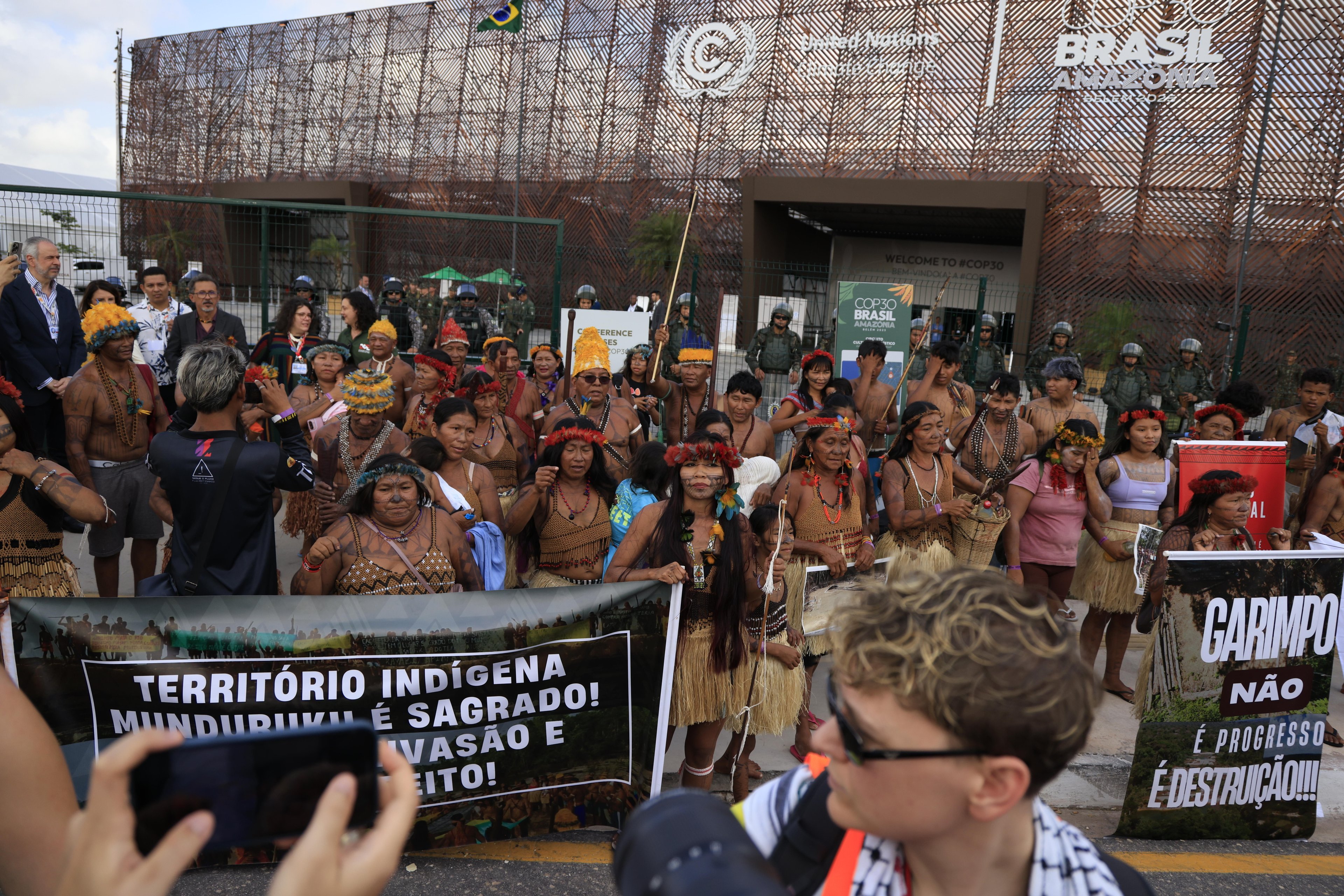 COP30: nova manifestação de indígena fecha portão principal da conferência
