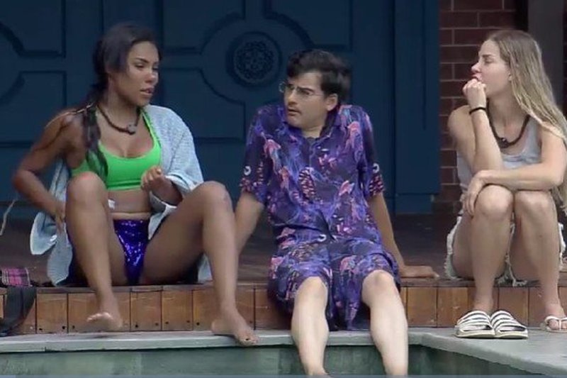 Carol e Saory tentam fazer Dudu reagir