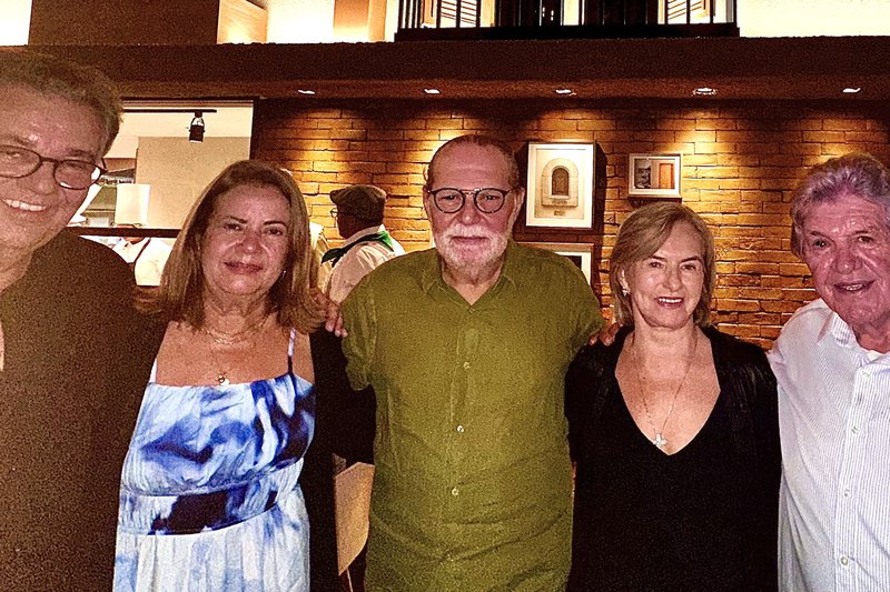 Na abertura do restaurante "Cecília Cucina", Gustavo Paes de Andrade, ladeado pelos casais Antônio e Suely Moraes e Julião e Marlene Cecília Konrad