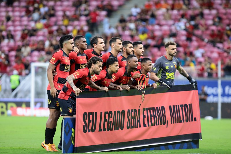 Imagem do time titular do Sport antes do vexame diante do Flamengo