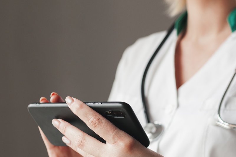 Mesa temática, durante o 16º Cobrapem, discutiu estratégias de comunicação e posicionamento profissional alinhados à ética médica e ao cuidado pediátrico