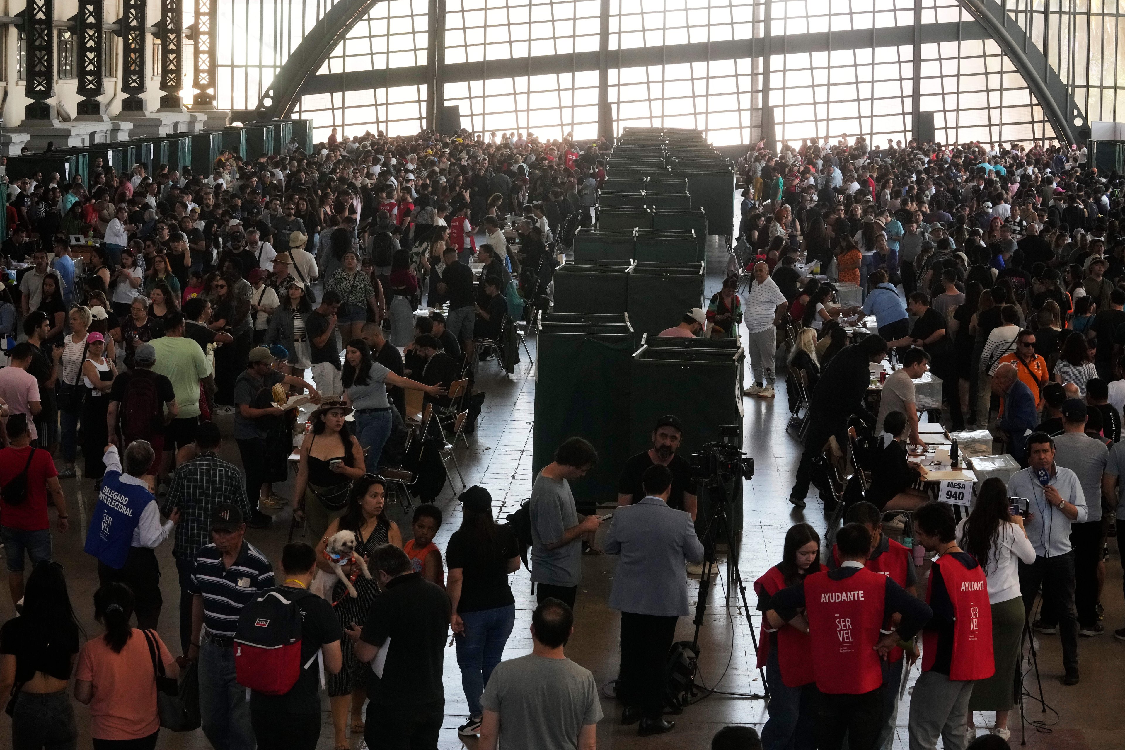 Duelo de extremos leva Chile a escolha entre comunista e ultraconservador no segundo turno