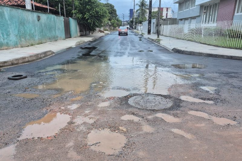 Rua mal asfaltada acumula buracos