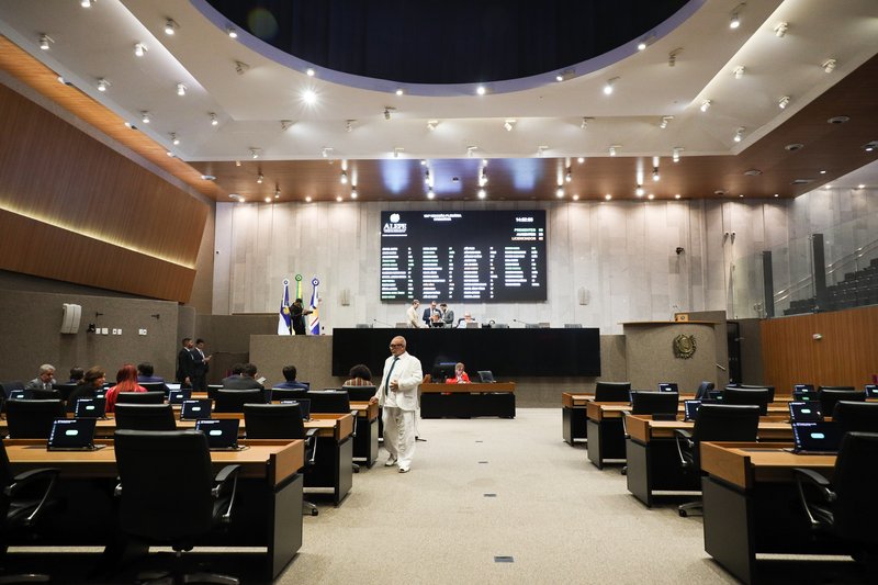 Sessão plenária desta terça-feira (18) foi esvaziada pela base da governadora Raquel Lyra (PSD); Líder do governo diz que propostas da Mesa Diretora sobre emendas exigem "estudo aprofundado"