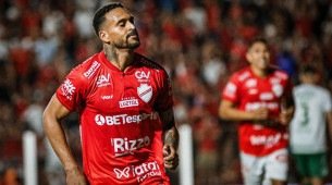 J&uacute;nior Todinho em a&ccedil;&atilde;o com a camisa do Vila Nova