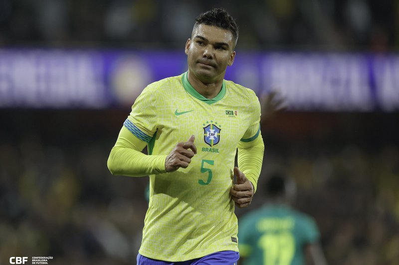 Imagem do volante Casemiro no confronto entre Brasil e Senegal, em Londres