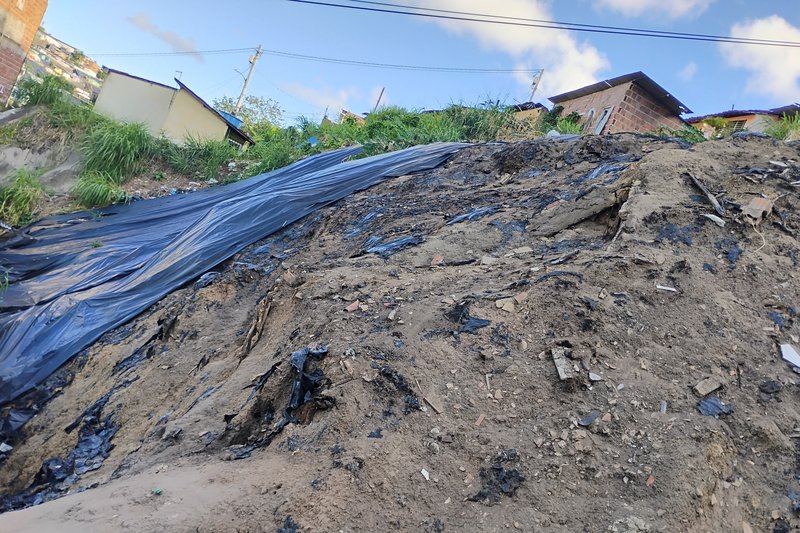 Barreira desprotegida e com plásticos rasgados