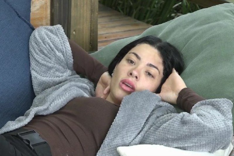 Maria Caporusso e Rayane Figliuzzi tramam plano para trair Dudu Camargo