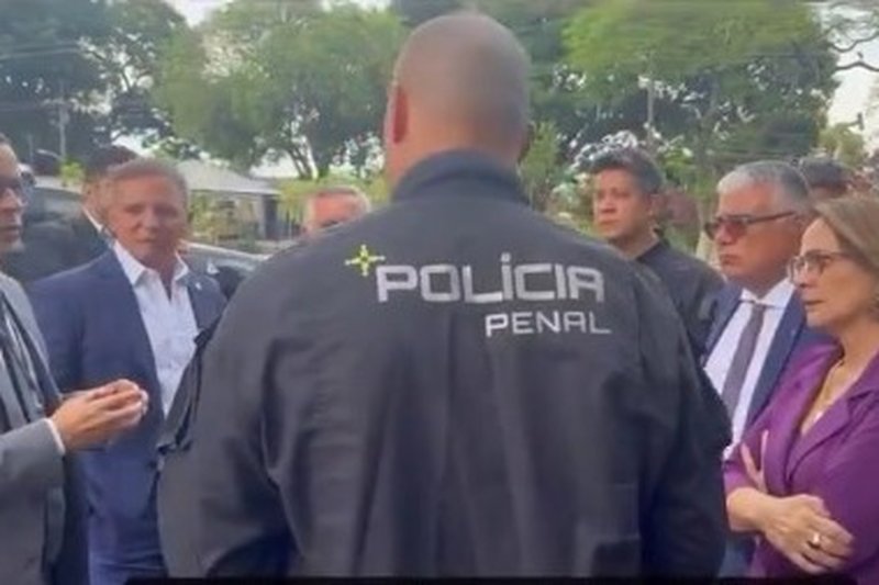 Senadores bolsonaristas visitam Papuda antes de possível prisão de Bolsonaro