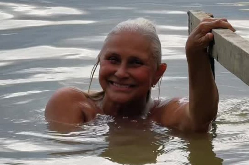 Fafá de Belém faz topless durante banho de rio e recebe elogios