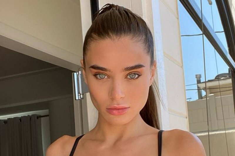 Lana Rhoades, ex-atriz pornô, exibe bumbum avantajado em foto na natureza