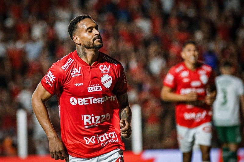 Júnior Todinho com a camisa do Vila Nova