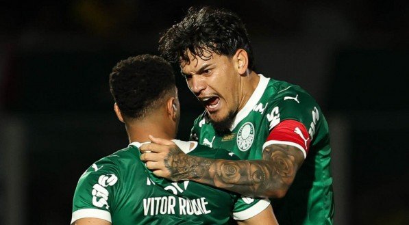 Os jogadores do Palmeiras Vitor Roque e Gustavao Gómez