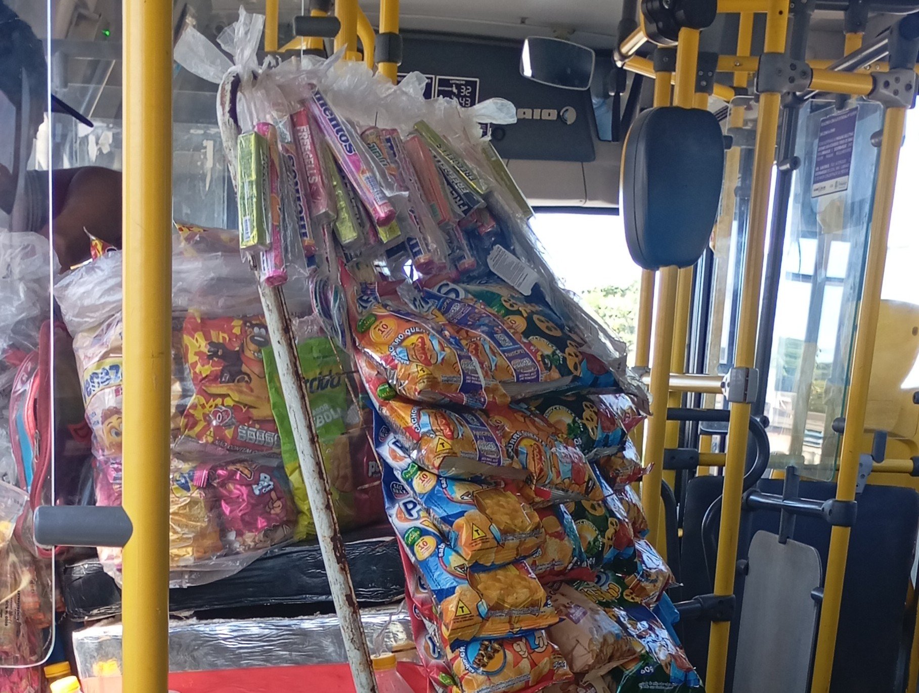 Voz do Leitor, 21/11: Ambulantes tomam conta dos transportes públicos da RMR