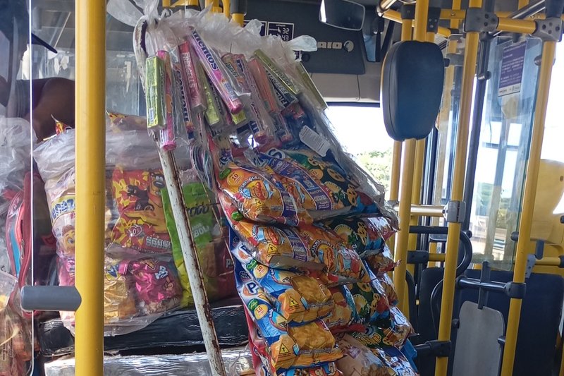 Ambulantes tomam conta dos transportes públicos da RMR