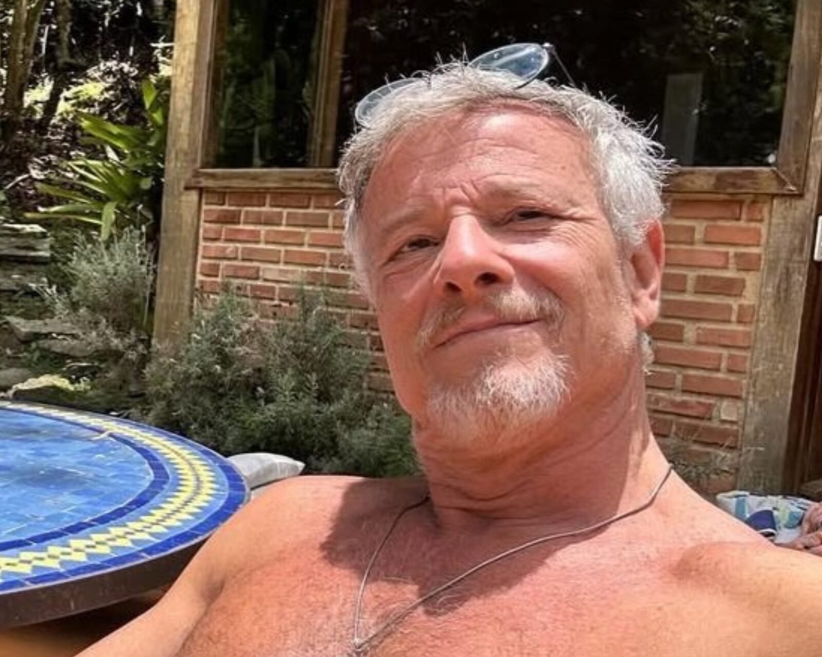 Marcello Novaes surge sem roupa em selfie ousada