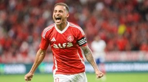 Alan Patrick, meia e capitão do Internacional