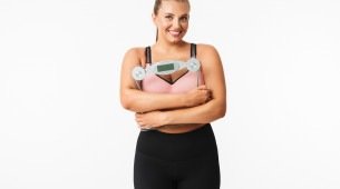 Imagem de uma mulher segurando balança corporal