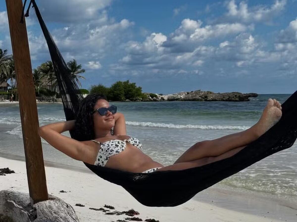 Bella Campos surge deslumbrante durante férias