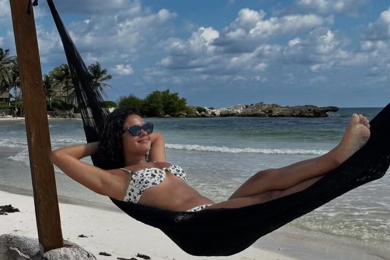 Bella Campos surge deslumbrante durante férias