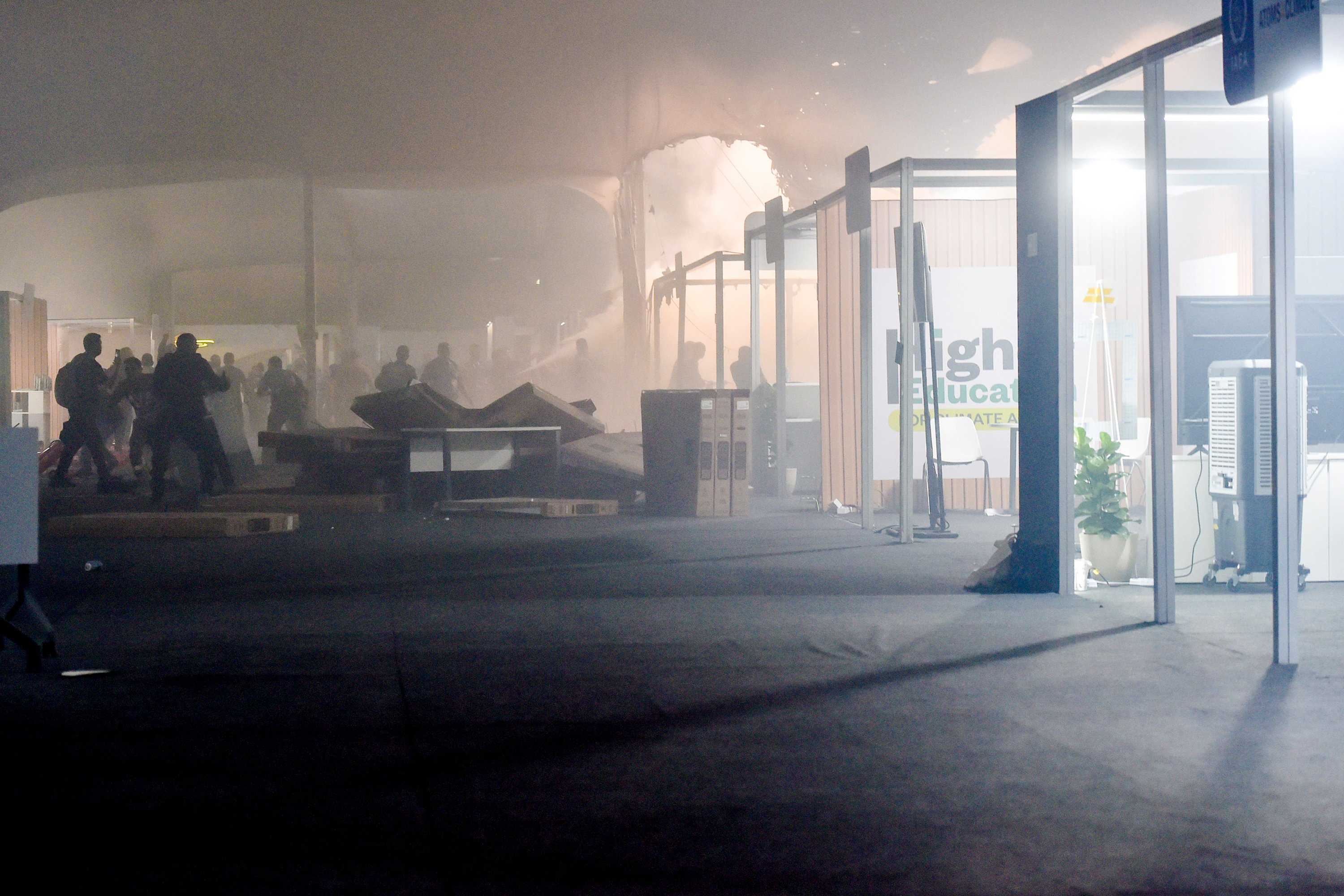 Incêndio na Cop30 atrasa negociações e leva 21 pessoas a atendimento médico