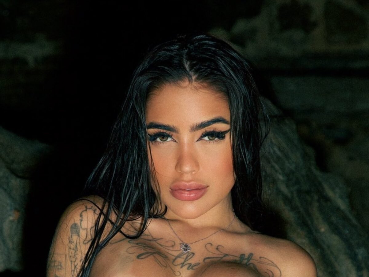 MC Mirella posa nua e usa emoji minúsculo para esconder parte íntima