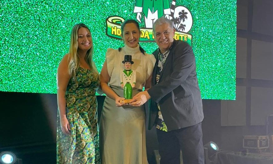 Jornalista Natalia Ribeiro, do SJCC, recebe prêmio do Homem da Meia-Noite