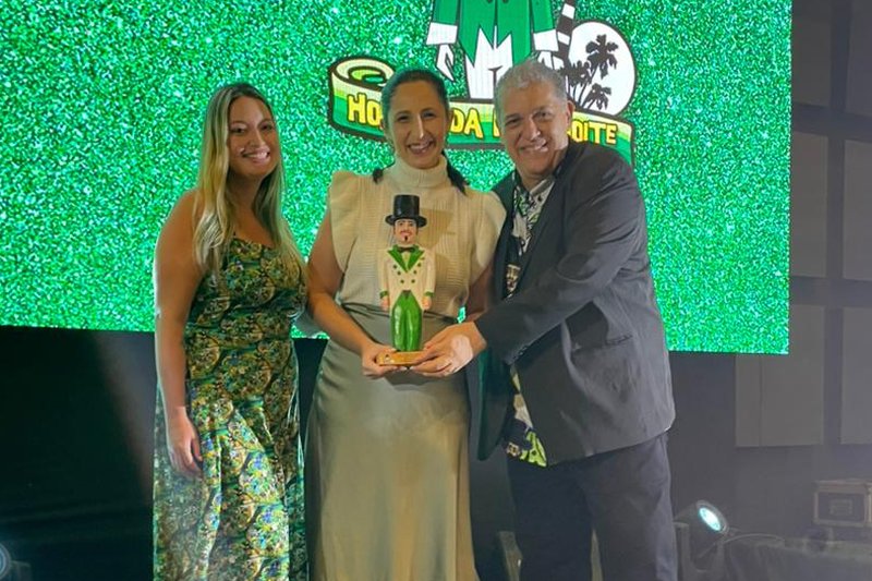 Natália Ribeiro recebe o 20º Prêmio Gigante Cultural Márcia Siqueira, do Homem da Meia Noite