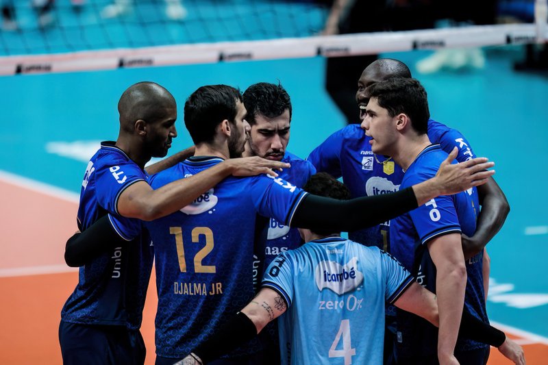 Imagem dos jogadores do Itambé Minas disputando a Superliga Masculina de Vôlei