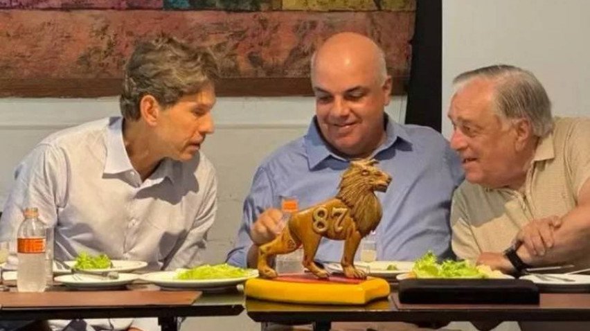 Severino Otávio (Branquinho) ao lado direito do presidente Yuri Romão (C) e em conversa com o ex-presidente Gustavo Dubeux (E)