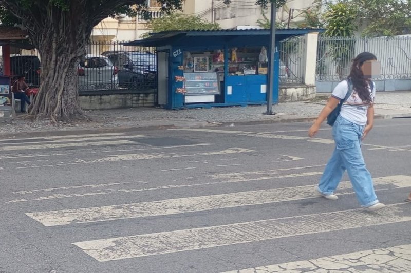 Pintura de faixa de pedestres apagada