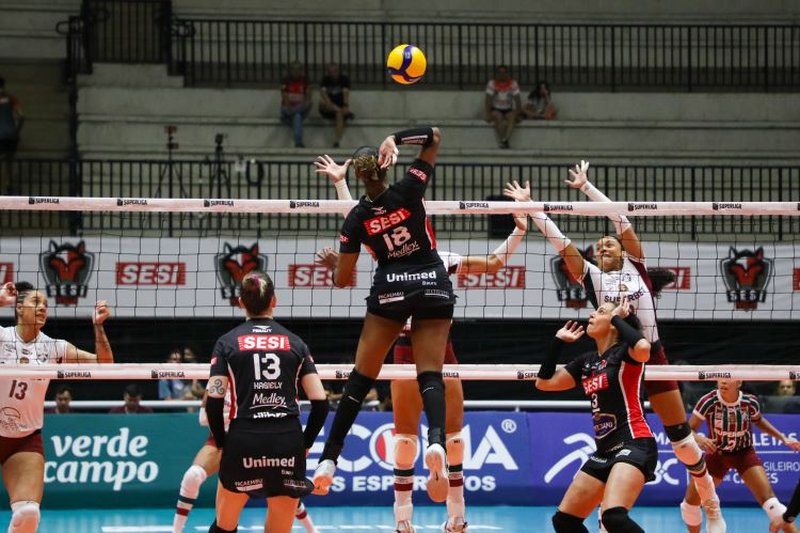 Imagem das jogadoras do Sesi-Bauru na Superliga Feminina de Vôlei 2025-26