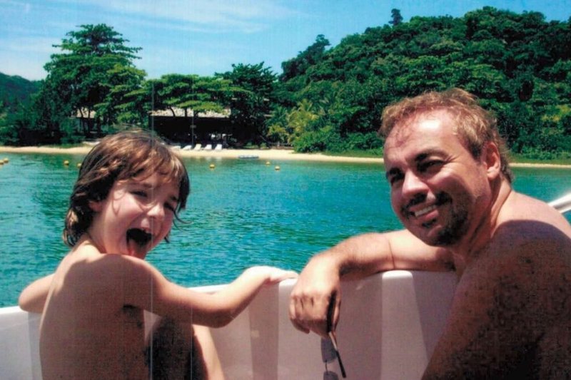 Filho de Gugu resgata fotos raras ao lado do pai e lamenta os 6 anos da morte do apresentador