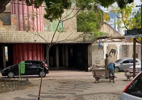 Voz do Leitor, 23/11: Teatro Valdemar de Oliveira em ruínas