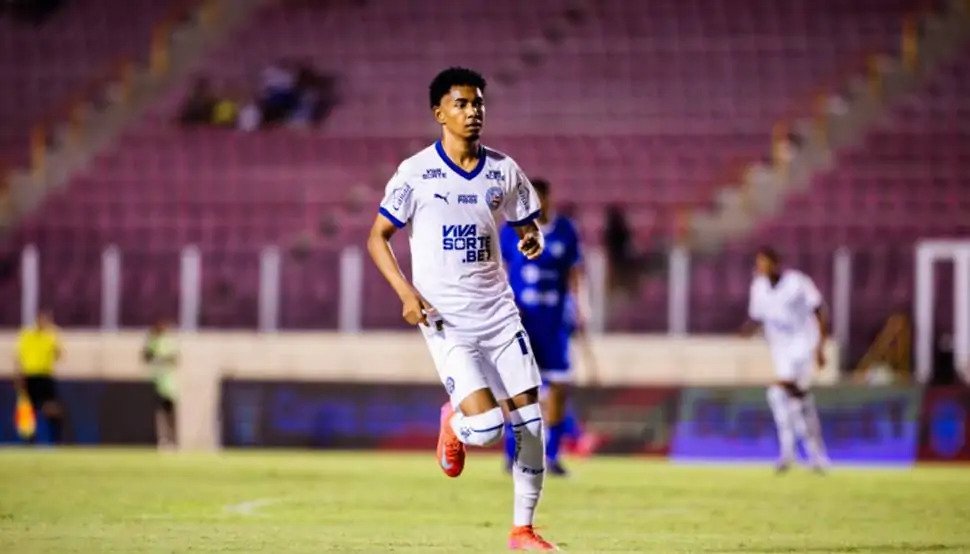 Santa Cruz encaminha contratação de Vitinho, atacante do Bahia