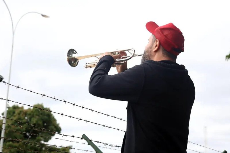Manifestantes favoráveis e contrários a Bolsonaro fazem atos na PF após prisão do ex-presidente