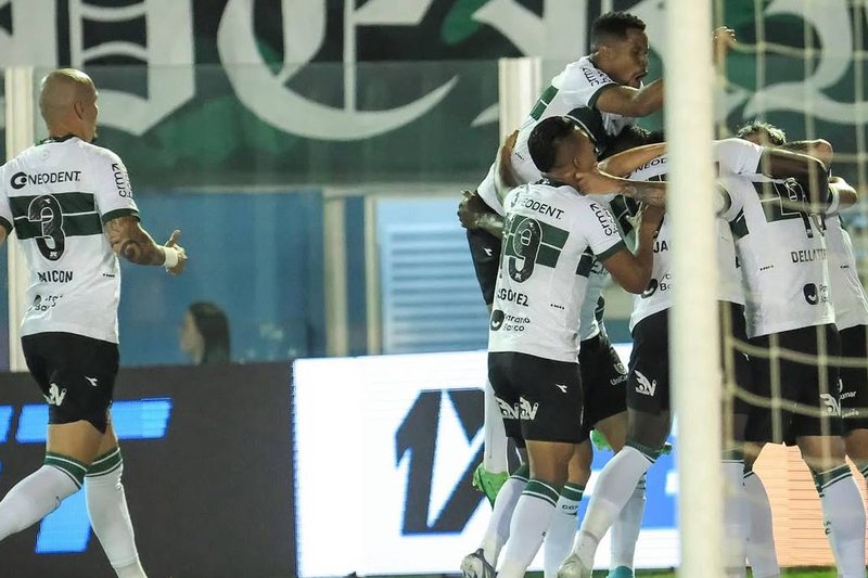 Jogadores do Coritiba em comemoração de gol pela Série B