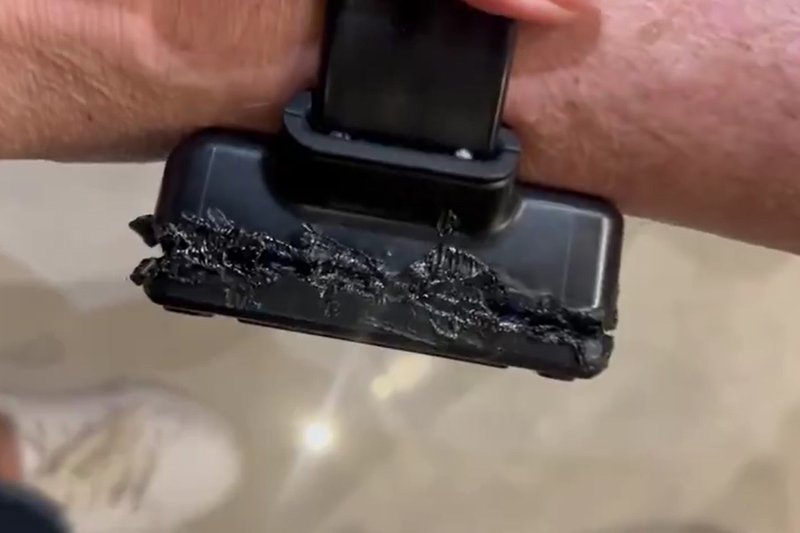 Vídeo mostra tornozeleira de Bolsonaro derretida e violada com ferro de solda pelo ex-presidente