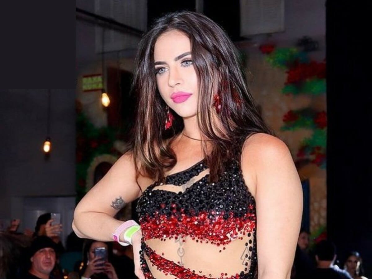 Musa do Flamengo abaixa a calcinha no meio do campo de futebol e agita torcedores