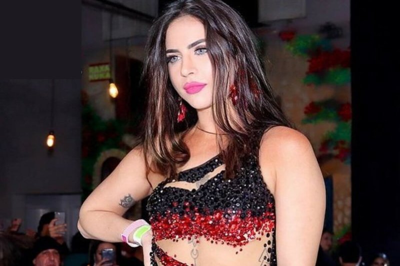 Musa do Flamengo abaixa a calcinha no meio do campo de futebol e agita torcedores