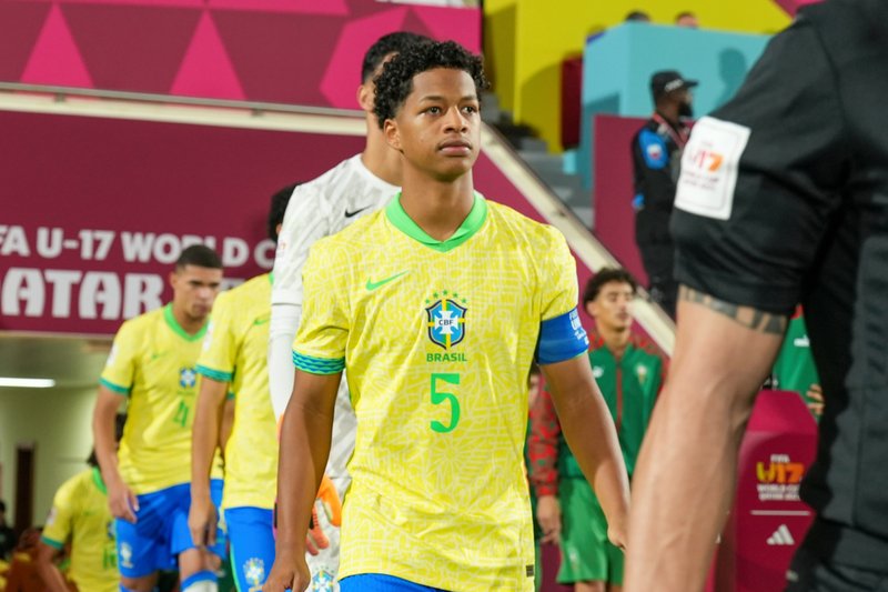 Zé Lucas, do Sport, com a faixa de capitão da Seleção Brasileira Sub-17