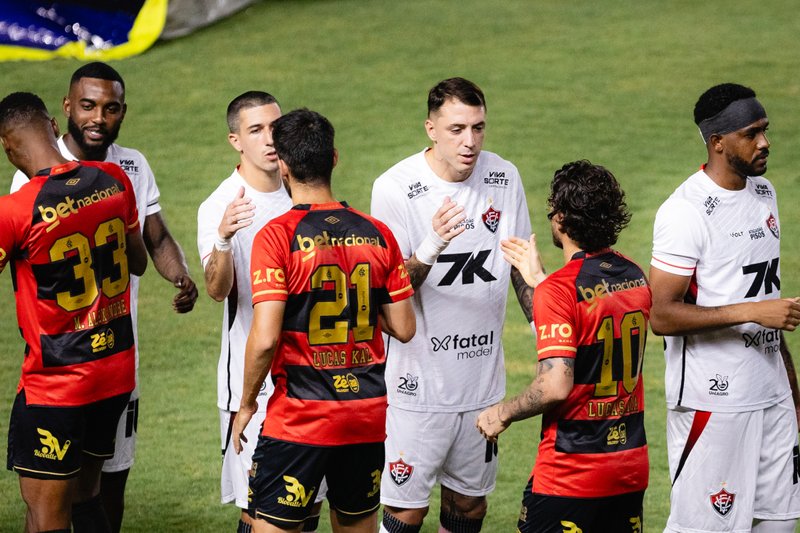Cumprimentos entre jogadores de Sport e Vitória 